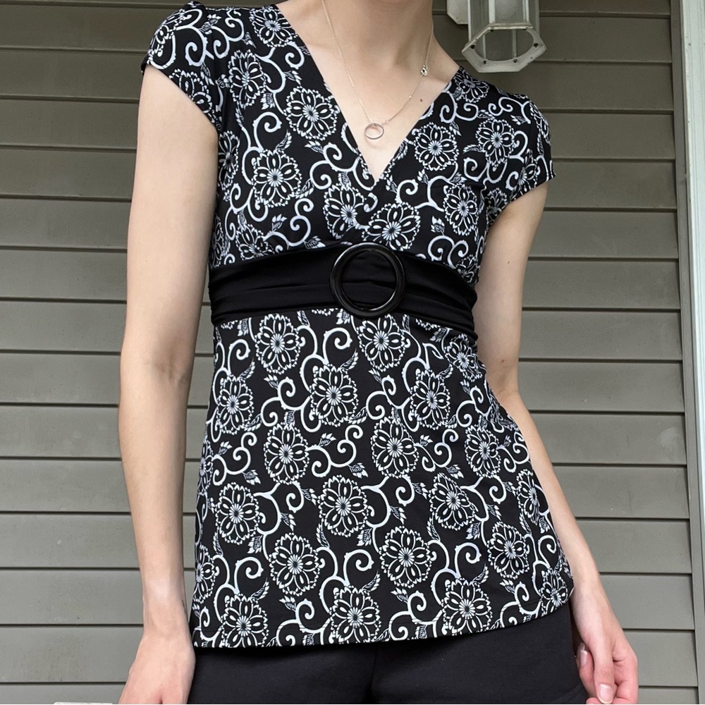 🌟2/$14🌟 VINTAGE y2k belted v-neck floral abstract shortsleeve blouse
